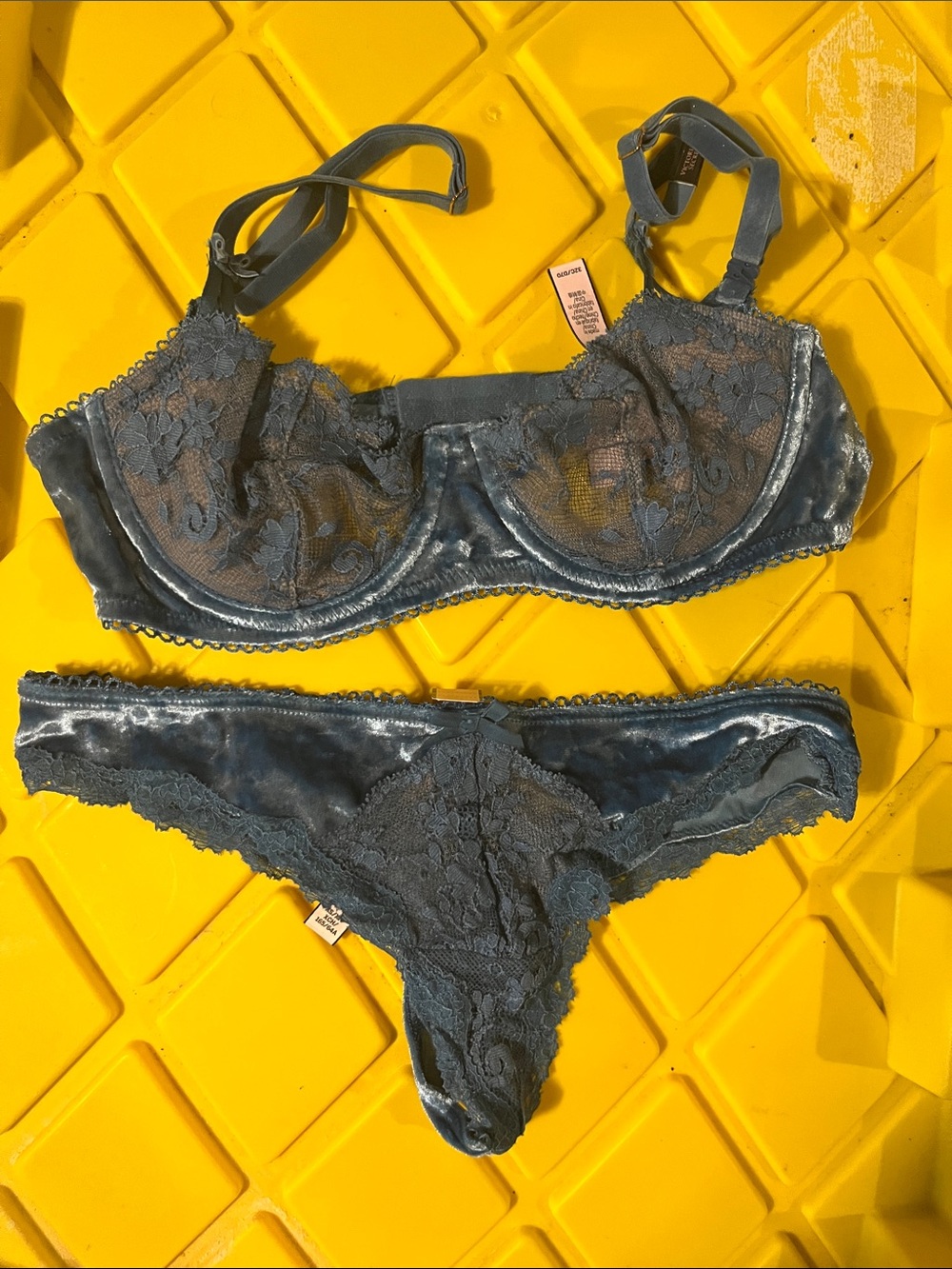 NWT VS 32C/S Velvet & Lace Underwire Bra and Lace thong Panty Set